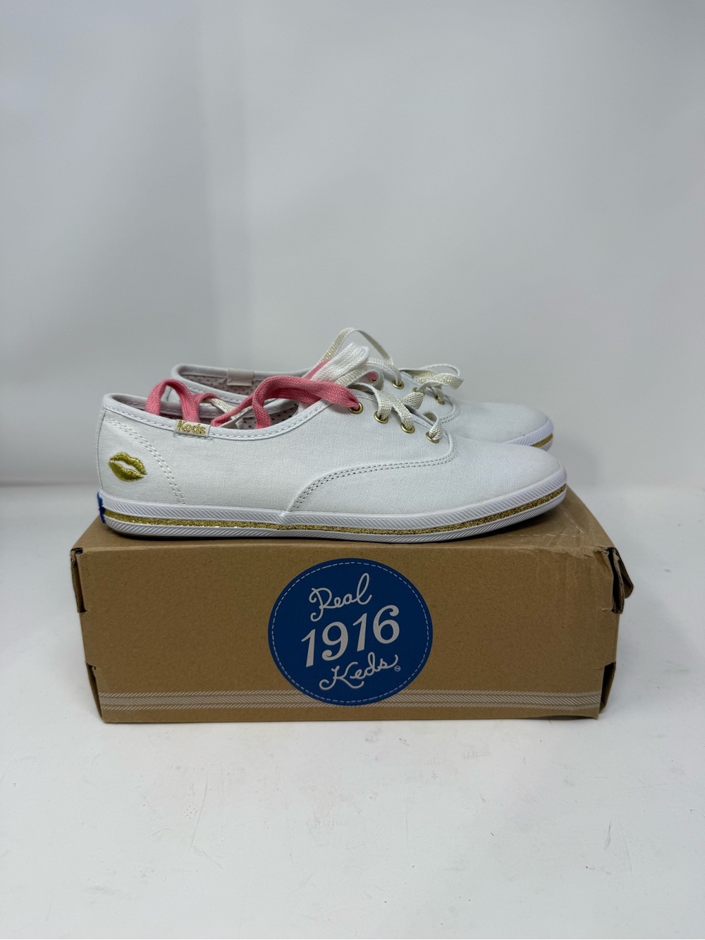 NWOT Keds White Canvas Sneaker with Pink Laces and Gold Detail sz 6.5 (CMABUK)